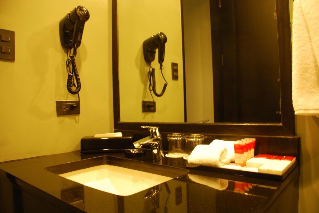 Amelie Hotel Manila Bagian luar foto