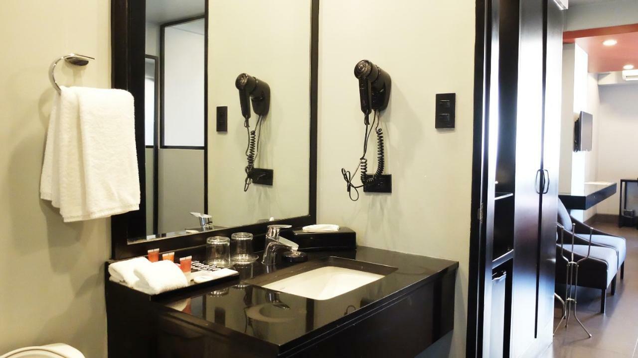 Amelie Hotel Manila Bagian luar foto