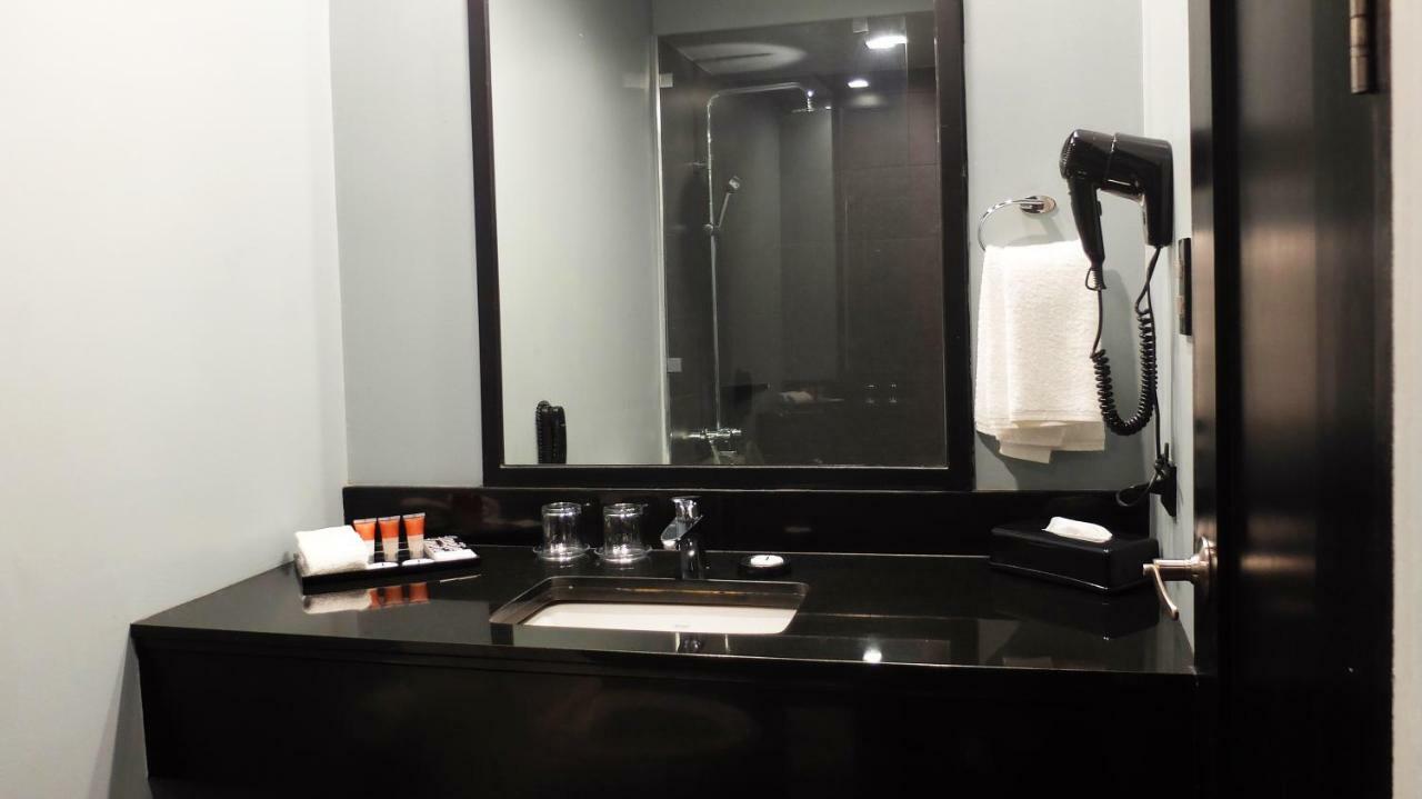 Amelie Hotel Manila Bagian luar foto